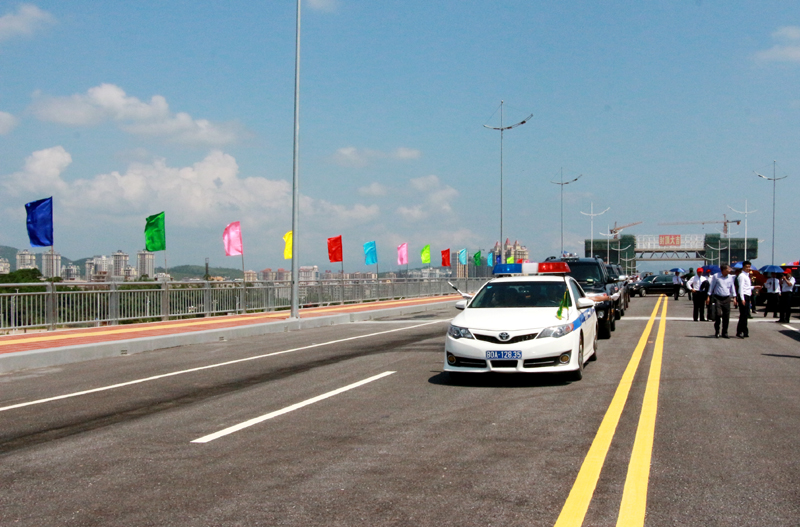 Chiều dài cầu phía Việt Nam là 154,5 m; phía Trung Quốc dài 463,5 m, bề 
rộng cầu 27,7 m, thiết kế 4 làn xe chạy. Tổng mức đầu tư Link Trang Chủ PG88.Com Mới #2026 trên 336 
tỷ đồng.