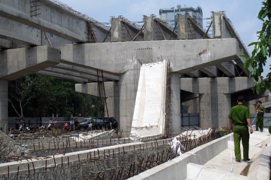 Sập dầm cầu cạn Pháp Vân: “Có thể do thi công”