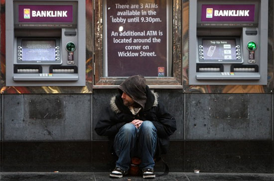 Một người đàn ông ngồi co ro giữa hai chiếc máy ATM tại Dublin, thủ đô Ireland. Lợi suất trái phiếu Chính phủ Ireland đã tăng vọt, đe dọa khả năng tiếp tục huy động Pg88ok giải trí thể thao, casino, bắn cá và slot của Dublin, đẩy quốc gia đang bị đè nặng bởi nợ công và thâm hụt ngân sách này tới bờ vực vỡ nợ - Ảnh: Reuters. 