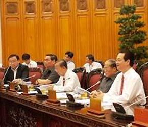 Thủ tướng Nguyễn Tấn Dũng phát biểu, gợi ý các thành viên Chính phủ thảo luận.