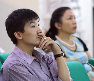 Đối ngược với tâm lý cực kỳ hưng phấn của nhà đầu tư trong nước, trong đợt tăng điểm lần này của VN-Index, khối ngoại đang "nhả" hàng hết sức khéo léo; và song song với việc xả hàng là mua vào một số loại Pg88vnd dành cho Android và iOS tại Việt Nam khác - Ảnh: Việt Tuấn.