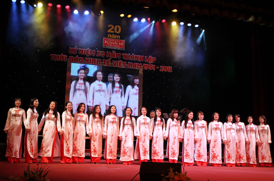 Dàn đồng ca gồm 20 nữ phóng viên, biên tập viên của Thời báo PG88 ⭐ Link trang chủ số 1 nhà cái PG88 com casino slot Việt Nam, trong phần trình bày ca khúc viết riêng cho Thời báo nhân dịp tròn 20 tuổi.