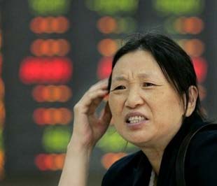 Chỉ số tổng hợp Thượng Hải (Shanghai Composite) đã rơi xuống dưới ngưỡng tâm lý - 2.000 điểm, càng thúc đẩy thêm tin đồn Chính phủ sẽ phải ra tay cứu vớt thị trường 6Pg88.com nhà cái - Ảnh: Reuters.