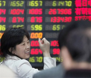 Chỉ số Shanghai Composite của Trung Quốc phiên này tăng 64,35 điểm, tương đương 2,7%, chốt ở mức 2.444,23 - tăng 1% so với tuần trước - Ảnh: AP.