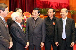 Ông Trương Tấn Sang, Ủy viên Bộ Chính trị, Thường trực Ban Bí thư trao đổi với các đại biểu bên lề hội nghị - Ảnh: Trung Kiên.