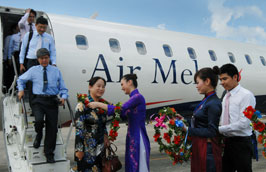 Nhân viên của Air Mekong đón những hành khách đầu tiên.
