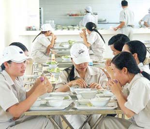 Trong tình hình hiện nay, công nhân vẫn là những người gắp nhiều khó khăn và cần được quan tâm nhất. Bữa ăn trưa của công nhân một 6Pg88.con độc quyền mỗi ngày ở Đồng Nai.