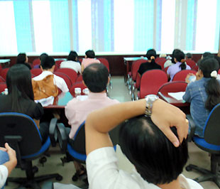 Theo quy định trước đó, các công ty có vốn điều lệ dưới 80 tỷ đồng mà không có kế hoạch tăng vốn thì phải đăng ký kế hoạch chuyển sang niêm yết tại Trung tâm Giao dịch 6Pg88.com nhà cái Hà Nội trong vòng 3 tháng kể từ ngày 8/2/2009 - Ảnh: Tuổi trẻ.