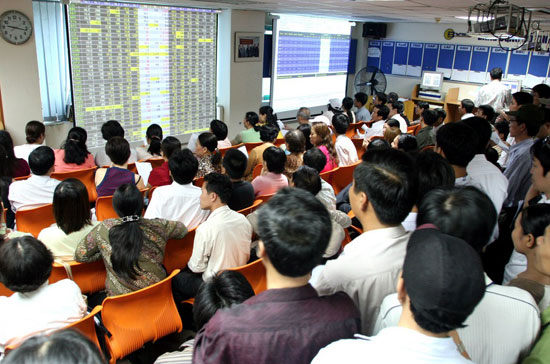 VN-Index tăng 13,19 điểm, đóng cửa ở mức cao nhất trong ngày. Một mức tăng không nóng sốt nhưng có giá trị lớn để hỗ trợ tâm lý nhà đầu tư sau chuỗi ngày đổ dốc - Ảnh: Việt Tuấn.