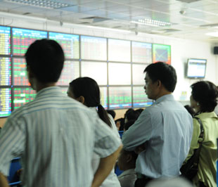 Tính chung, hai sàn hôm nay tiếp tục đón trên 6.500 tỷ đồng. Hai chỉ số cùng bứt phá vào cuối phiên và đóng cửa ở mức cao nhất trong ngày - Ảnh: Quang Liên.