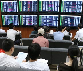 Một biến chuyển mạnh diễn ra cuối phiên, có từ ảnh hưởng thông tin giảm giá xăng dầu.
