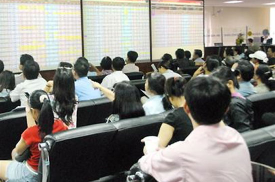 Sau phiên đổ dốc hôm qua, thị trường đã có sự giằng co mạnh trong nửa đầu phiên giao dịch sáng nay.