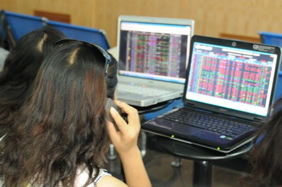 Những tiện ích của giao dịch trực tuyến thực sự có giá trị đối với nhà đầu tư trong tăng cường tính chủ động trước biến động của thị trường, trong nắm bắt cơ hội… - Ảnh: Quang Liên.