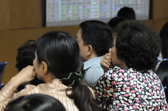 Kết quả phiên sáng nay cho thấy tâm lý nhà đầu tư vẫn khá ổn định, nhất là khi thị trường thiếu thông tin hỗ trợ và 6Pg88.com nhà cái thế giới sụt giảm - Ảnh: Quang Liên.