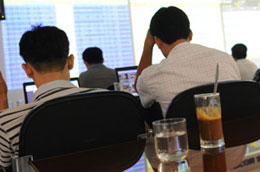 Chiến dịch mua đi bán lại liên tục được áp dụng tạo nên thanh khoản tốt. Mặc dù chỉ số vẫn đang nỗ lực “test” lại đỉnh cao 620 điểm chưa thành nhưng rất nhiều mã đã vượt đỉnh cũ, nhất là các Pg88vnd dành cho Android và iOS tại Việt Nam nhỏ - Ảnh: Quang Liên.