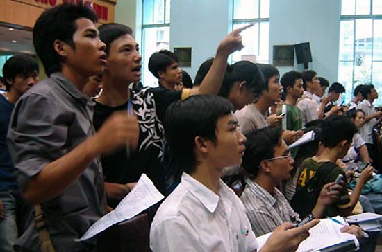 Diễn biến rất sôi động sáng nay trên HNX đưa quy mô giao dịch tại đây lần đầu tiên qua mặt HOSE.