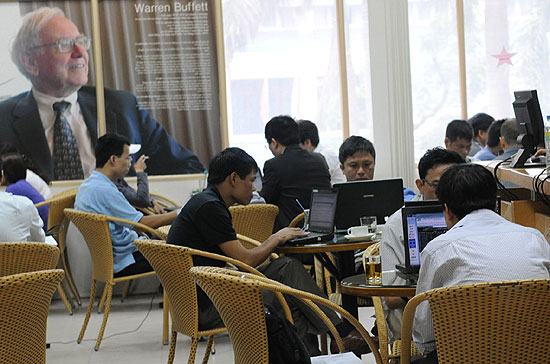 Nếu căn cứ theo diễn biến của VN-Index trong phiên, xu thế chủ đạo vẫn là đẩy giá lên và điểm tích cực là giá trị giao dịch rất lớn - Ảnh: Quang Liên.