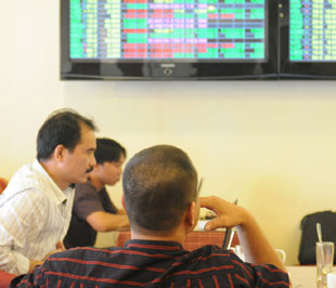 Với một quy mô giao dịch lớn như vậy mà Index không tạo được đột biến nào đáng kể cho thấy áp lực bán tại đỉnh cao này không hề nhỏ - Ảnh: Quang Liên.