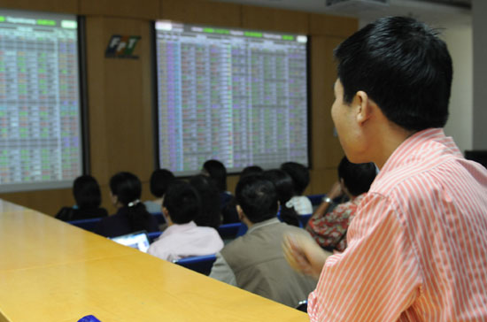Nếu 4 phiên tăng điểm của VN-Index trước và sau Tết không tạo ra xu hướng cụ thể thì phiên giảm hôm nay cũng chưa nói lên điều gì nhiều - Ảnh: Quang Liên.