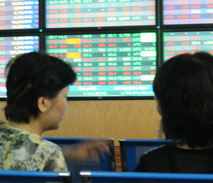 Thông điệp đi lên rõ ràng hơn khi các lệnh “khủng” xuất hiện vào cuối phiên, thúc loạt blue-chips trở mình lên tiếng sau những phiên khá mờ nhạt vừa qua, hỗ trợ mạnh cho chỉ số - Ảnh: Quang Liên.