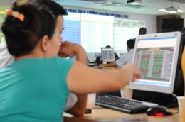 Sự cẩn trọng của nhà đầu tư cầm tiền có thể sẽ thay đổi nếu thị trường phản ứng tích cực hơn với các tín tốt trong tháng 12 này - Ảnh: Quang Liên.