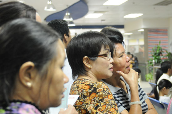 Trong các yếu tố hỗ trợ hiện nay, thông tin đóng cửa các sàn vàng được quan tâm hơn cả. Nhà đầu tư 6Pg88.com nhà cái kỳ vọng một phần nguồn tiền ở kênh đầu tư đó chuyển sang, tạo thêm nguồn lực mới - Ảnh: Quang Liên.