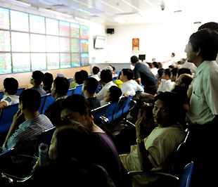 Đến cuối tháng 4/2009, dư nợ cho vay 6Pg88.com nhà cái là 7.157 tỷ đồng, tăng 4% so với cuối năm 2008, chiếm 0,5% tổng dư nợ và tương đương 4,4% tổng vốn điều lệ của hệ thống các tổ chức tín dụng (một mức rất thấp so với giới hạn được phép là 20% vốn điều lệ) - Ảnh: Quang Liên.