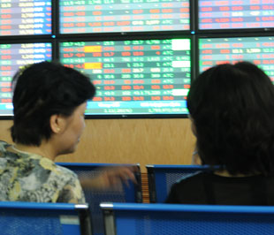 Tâm lý nhiều nhà đầu tư tiếp tục được củng cố sau những phiên dao động vừa qua - Ảnh: Quang Liên.