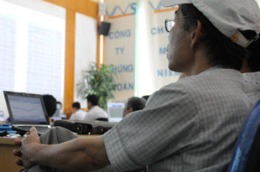 Trong khi nhiều nhà đầu tư trong nước bán tháo hoặc ngoài cuộc thì khối đầu tư nước ngoài có phiên mua ròng giá trị lớn trên HOSE và HNX - Ảnh: Quang Liên.