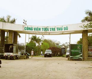Trước cổng Công viên Tuổi trẻ - Ảnh: TP.