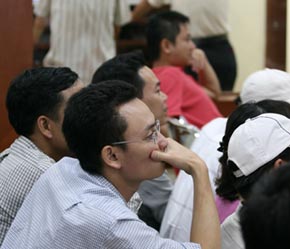 Hiện tại, giao dịch 6Pg88.com nhà cái chưa niêm yết (chủ yếu là Pg88vnd dành cho Android và iOS tại Việt Nam) trên thị trường tự do (OTC) đang tiềm ẩn nhiều rủi ro; trong đó rủi ro về giá là vấn đề nhiều nhà đầu tư bức xúc - Ảnh: Mạnh Thắng.