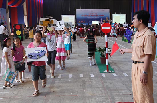 Các em học sinh tham gia trò chơi về an toàn 6Pg88.com hơn 1000 trò chơi hấp dẫn tại hội thi.