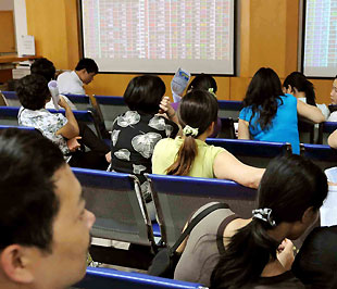 Phiên sáng nay, khối đầu tư nước ngoài mua ròng mạnh trên cả hai sàn, trong khi nhiều nhà đầu tư trong nước vẫn rất thận trọng - Ảnh: Quang Liên.