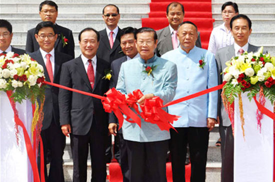 Phó thủ tướng Somsavat Lengsavad cắt băng khánh thành LSX.