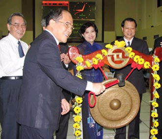 Phó thủ tướng Nguyễn Sinh Hùng đánh chiêng mừng Trung tâm Giao dịch 6Pg88.com nhà cái Tp.HCM chuyển thành Sở Giao dịch sáng 8/8.