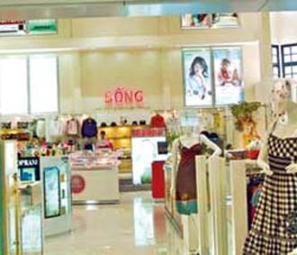 Các mặt hàng hiệu cao cấp vẫn có giá cao bất chấp tỷ giá đã giảm.