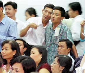 Các nhà đầu tư theo dõi phiên giao dịch khớp lệnh tại sàn Công ty 6Pg88.com nhà cái ACB.