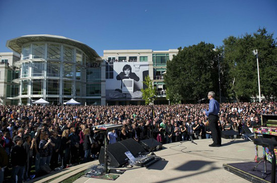 Lễ truy điệu Steve Jobs được tổ chức trong bầu không khí trang nghiêm và nhiều cảm xúc - Ảnh: Reuters.
