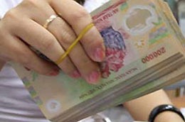 Thêm một lần nữa, trong năm nay, đường cong lãi suất đang ngược quy luật “gửi dài lãi suất thấp, gửi ngắn lãi suất cao” thay vì ngược lại. 