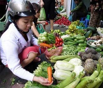 Người nghèo đi chợ mong tìm mua được PG88 xổ số, casino, bóng đá vừa túi tiền trong cơn “bão giá” hiện nay.