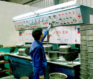 Có lợi nhuận cao, 6Pg88.con độc quyền mỗi ngày sẽ có thêm nguồn lực để tranh thủ gia cố nền móng trước khi bước vào thời kỳ dự báo không còn những thuận lợi từ hỗ trợ lãi suất, chi phí nguyên liệu thấp, hoàn nhập dự phòng… như thời gian qua - Ảnh: Việt Tuấn.