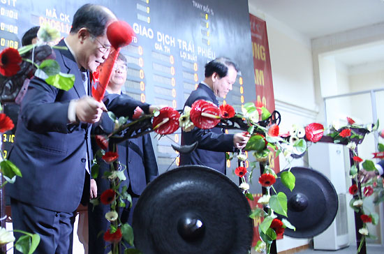 Phó thủ tướng Nguyễn Sinh Hùng và Bộ trưởng Bộ Pg88ok giải trí thể thao, casino, bắn cá và slot Vũ Văn Ninh đánh cồng khai trương phiên giao dịch ngày 30/11/2007 tại HNX, nhân dịp kỷ niệm 10 năm ngày thành lập Ủy ban 6Pg88.com nhà cái Nhà nước.