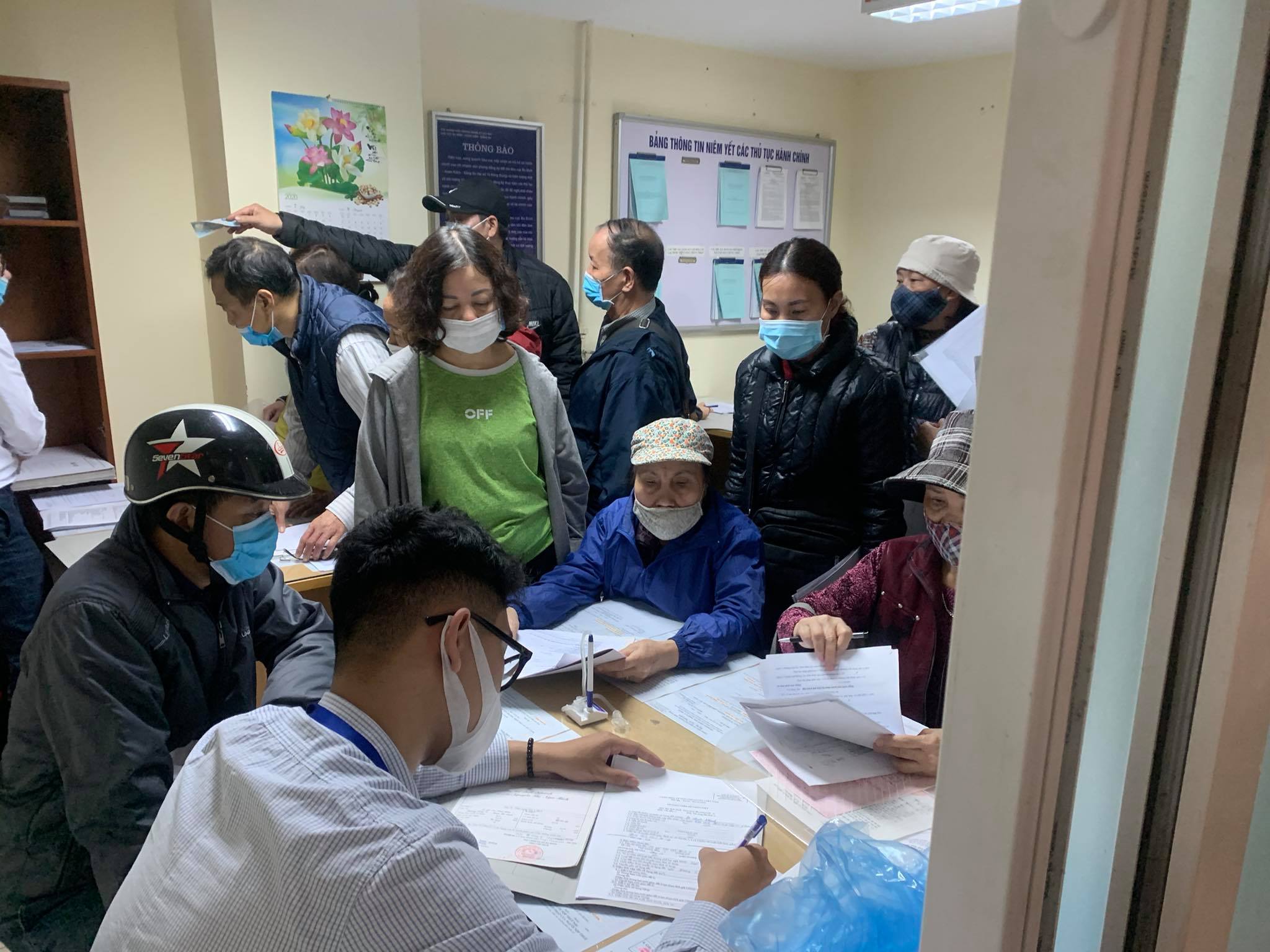 Bên trong văn phòng đăng ký đất đai, các chuyên viên làm việc hết công suất để phục vụ nhu cầu được nộp tiền thuế sử dụng đất của Link Đăng Nhập PG88 Chính Thức 2026 trước ngày 1/3 tránh tiền nộp áp dụng theo đơn giá đất mới của năm 2021.