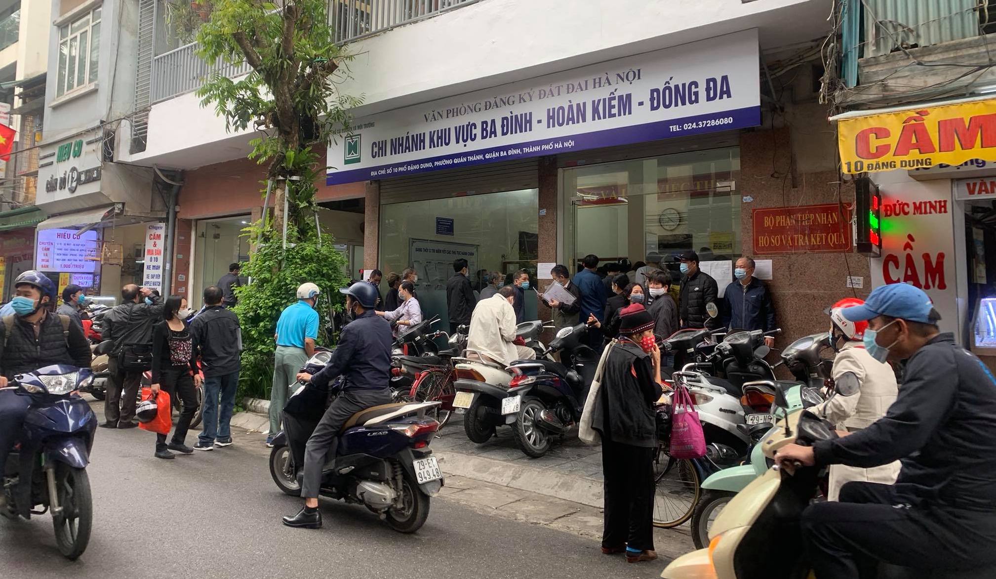 Tại Văn phòng đăng ký đất đai chi nhánh Khu vực Ba Đình, ngay từ sáng sớm ngày 26/2, nhiều Link Đăng Nhập PG88 Chính Thức 2026 xếp hàng để chờ đến lượt được vào thanh toán tiền nợ sử dụng đất từ trước năm 2016.