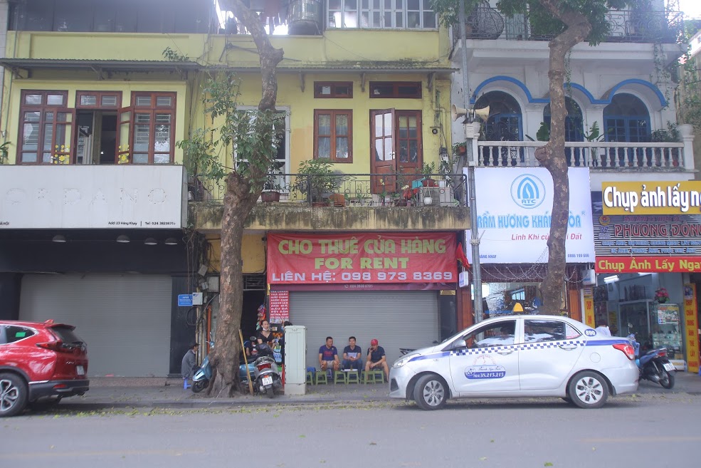 Trả mặt bằng, sang nhượng là tình thế bắt buôc của nhiều PG88 Link Dễ Nhớ Pg88.com để sống còn trong bối cảnh covid 19 hoành hành. Sự việc này diễn ra nhiều đối với nhà hàng ăn uống, mua sắm thời trang, quần áo... Ảnh: Đỗ  Trang.