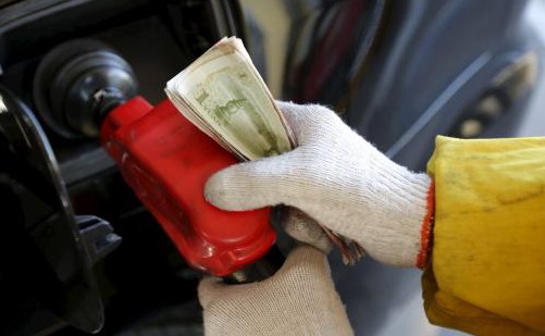 Mỗi ngày thế giới thừa ra thêm 1,2 triệu thùng dầu - Ảnh: Reuters.