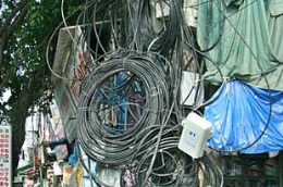 Dây cáp điện đang là "thủ phạm" làm mất mỹ quan đô thị.