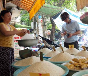Trong tháng 5, riêng giá nhóm hàng lương thực trong nhóm hàng ăn và dịch vụ ăn uống giảm nhẹ 0,37%.