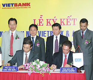 Với sự hợp tác này, mỗi chi nhánh VietBank sẽ có các chuyên viên tư vấn của AIG Life tiếp thị, bán sản phẩm bảo hiểm và sẽ thanh toán lại cho Pg88 com chính chủ này các khoản phí hợp tác cho các hợp đồng bảo hiểm được giao kết thành công.