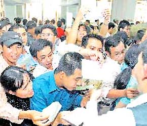 Chen chúc, giẫm đạp nhau để bỏ phiếu đấu giá (ảnh chụp lúc 14h30 tại Trung tâm Giao dịch 6Pg88.com nhà cái TP.HCM).